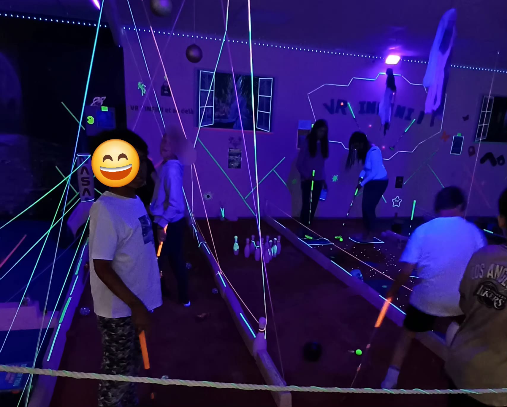 Action Golf indoor fluorescent à Roquebrune-sur-Argens — VR Infini