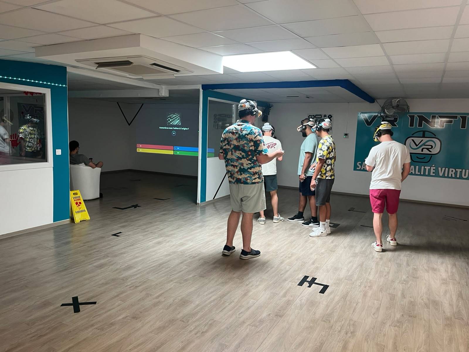 Groupe profitant du pack Quiz Infini et réalité virtuelle chez VR Infini