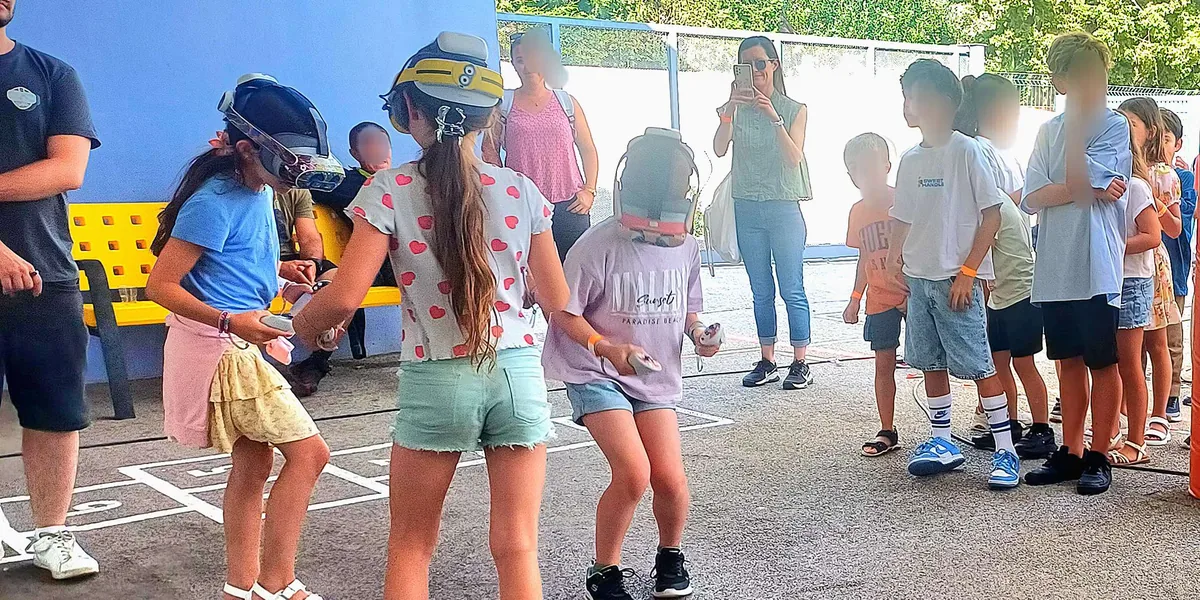 Enfants jouant en réalité virtuelle lors d'une animation VR Infini