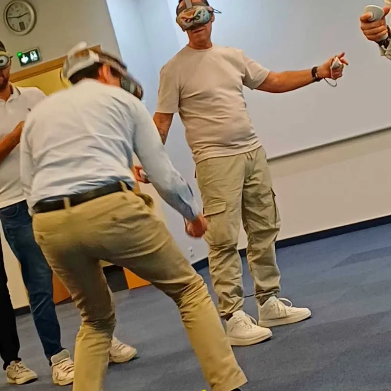 Public réuni autour d'une animation VR événementielle