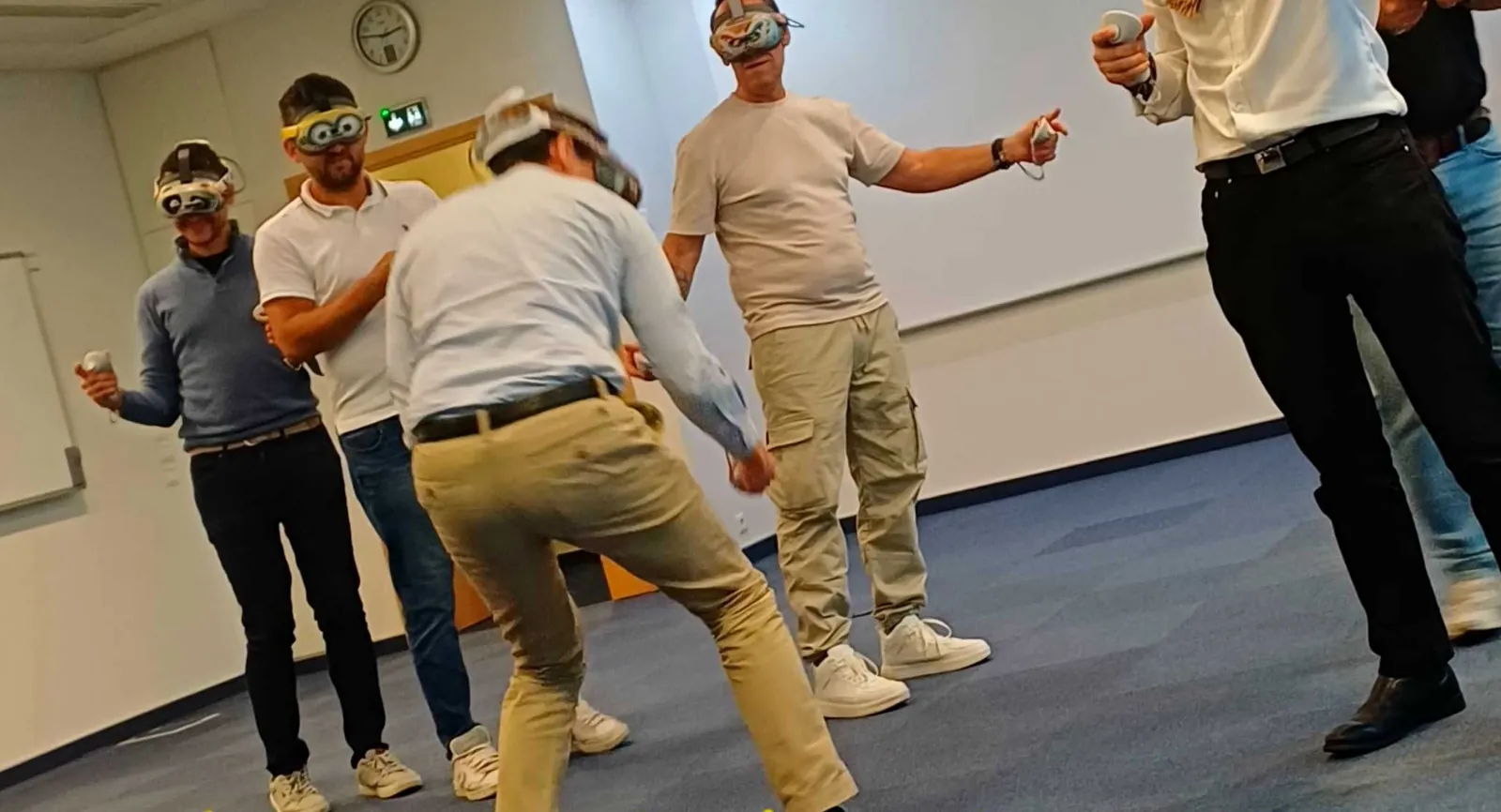 Participants réunis autour d'une animation VR Infini en entreprise